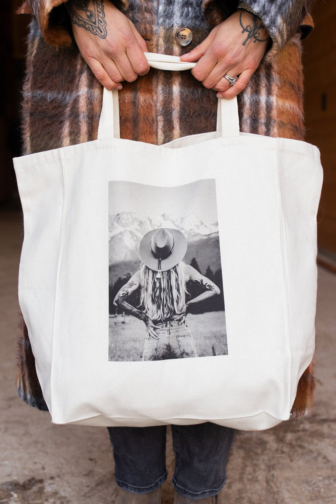 
                
                    Load image into Gallery viewer, TOTE BAG XL STYLE woman and mountains
                
            