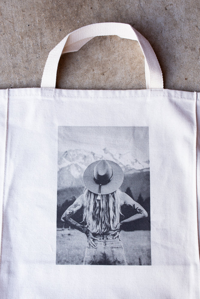 
                
                    Load image into Gallery viewer, TOTE BAG XL STYLE woman and mountains
                
            
